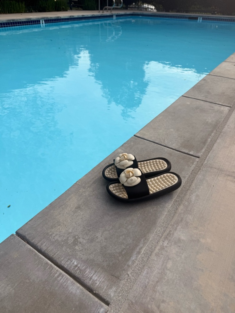CHANEL Black Slide pool beach Sandals with Cream Camellia Accent CC Logo size 38 - Picture 2 of 7